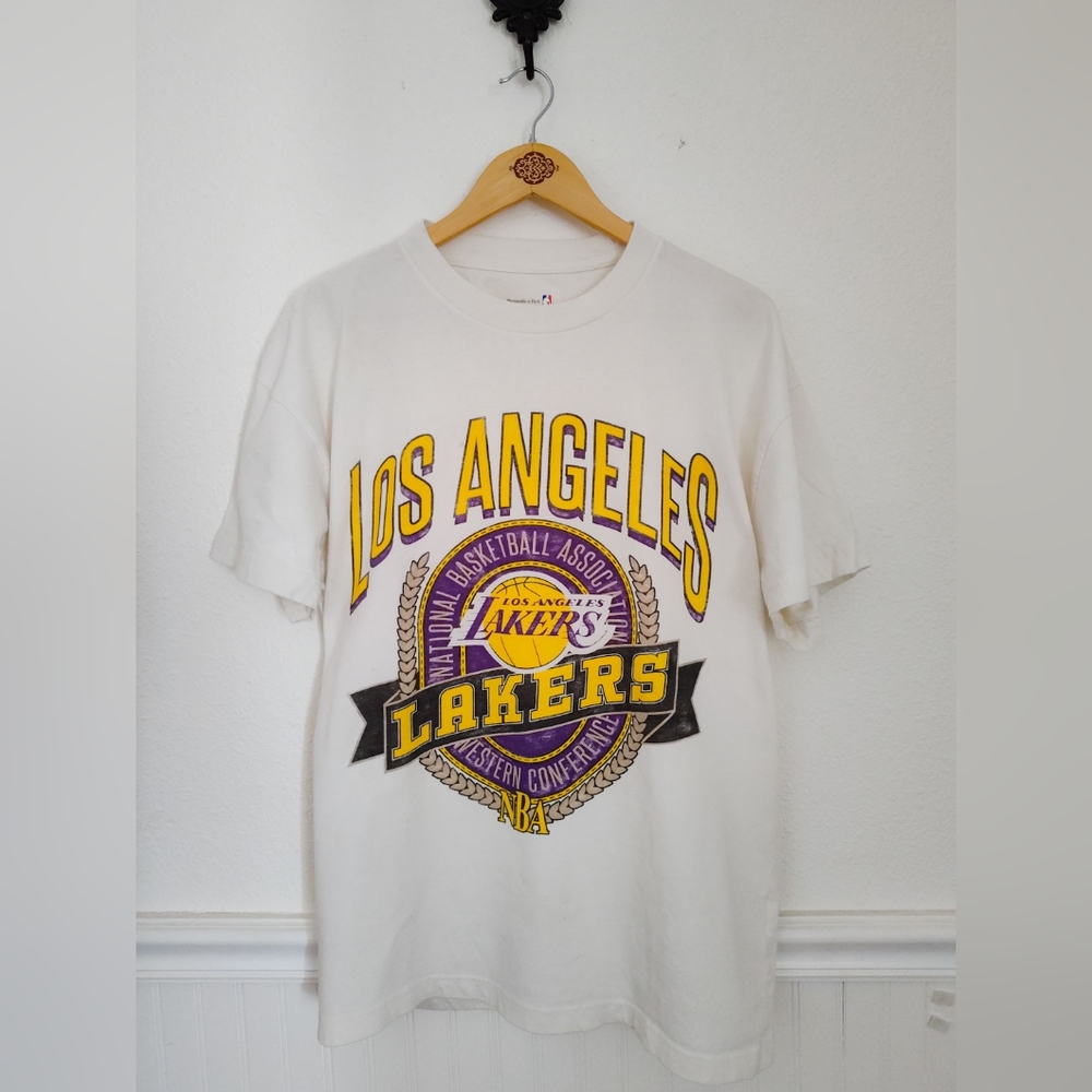 Los Angeles Lakers Basketball Assoc.  T-Shirt Size XL Cotton